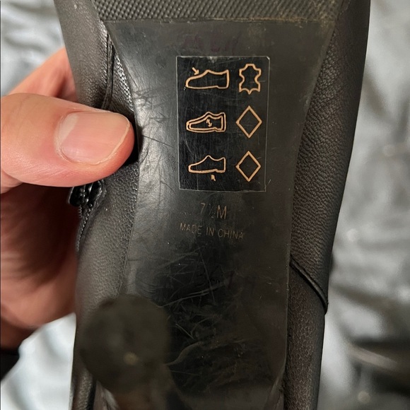 Le Chateau Sleek Black Leather Heeled Boots - Picture 4 of 6